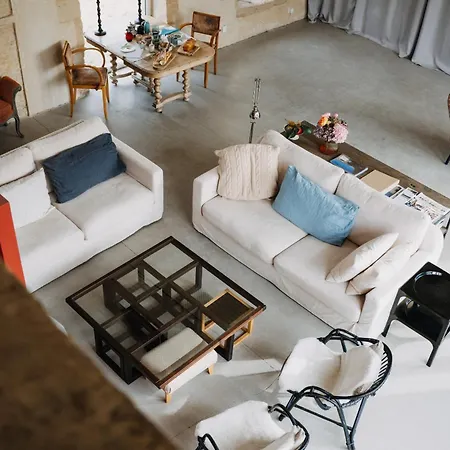 Suite privée avec grand salon et cheminée